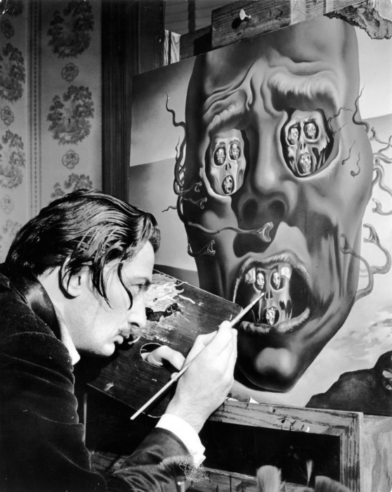 Известный сюрреалист работает над своей картиной «Лицо Войны», 1941.