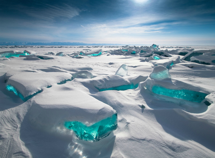 Кристально-чистый изумрудный лед на озере Байкал.