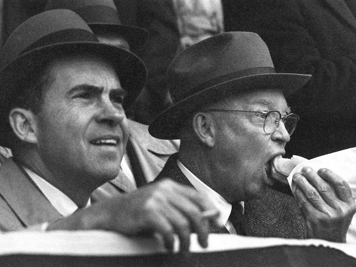 1960 год. Дуайт Эйзенхауэр, ест хот-дог с Ричардом Никсоном, наблюдая за бейсбольным матчем между Вашингтонскими сенаторами и Бостон Рэд Сокс.