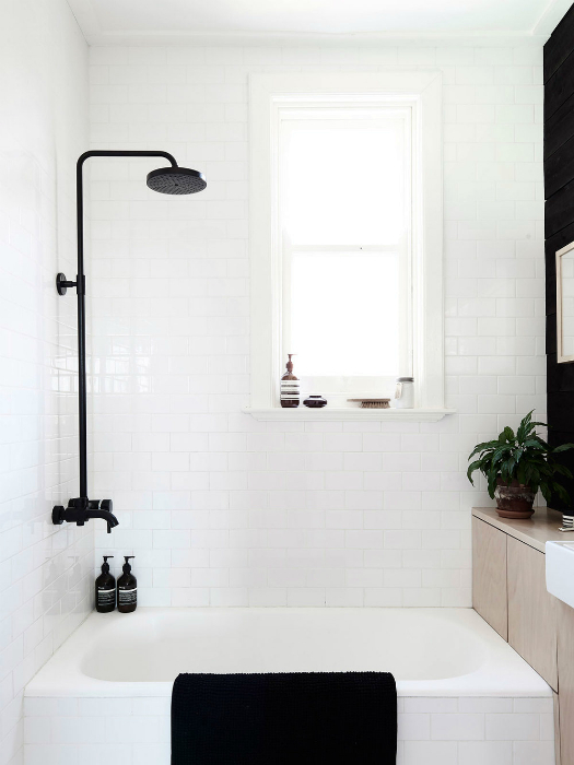 Контрастне поєднання чорного і білого в інтер'єрі невеликої ванни.