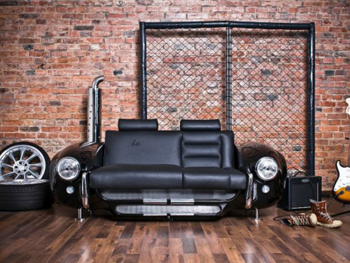 Стильный кожаный диван, оформленный под автомобиль.