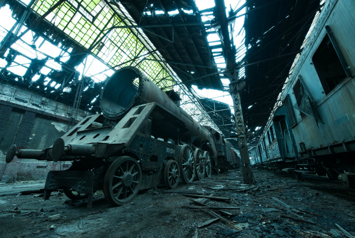 Заброшенное локомотивное депо на севере Будапешта, расположенное рядом с современным действующим.