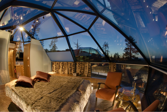 Восхитительная спальня со стеклянным потолком в виде полусферы.