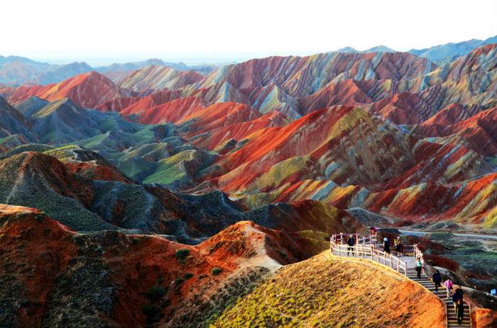 Геологический парк Данься с разноцветными и причудливыми скалами, которые образовались в результате работы ветра и воды с осадочными породами.
