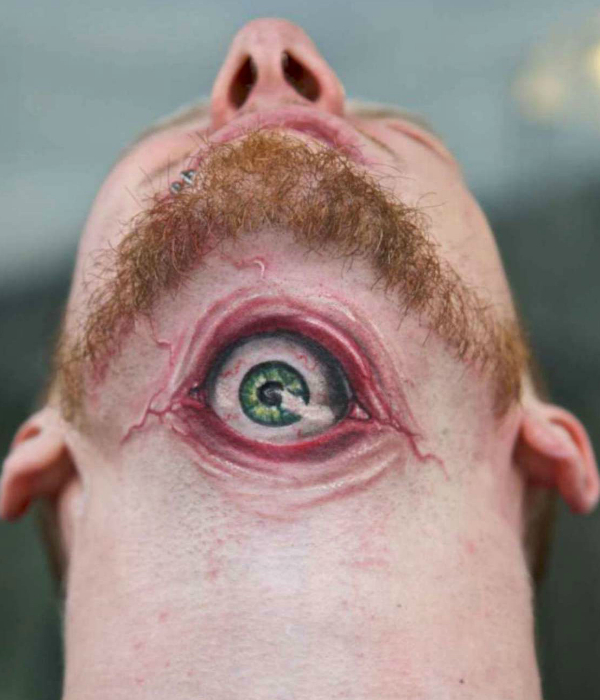 3D татуировка глаза на шее у мужчины.
