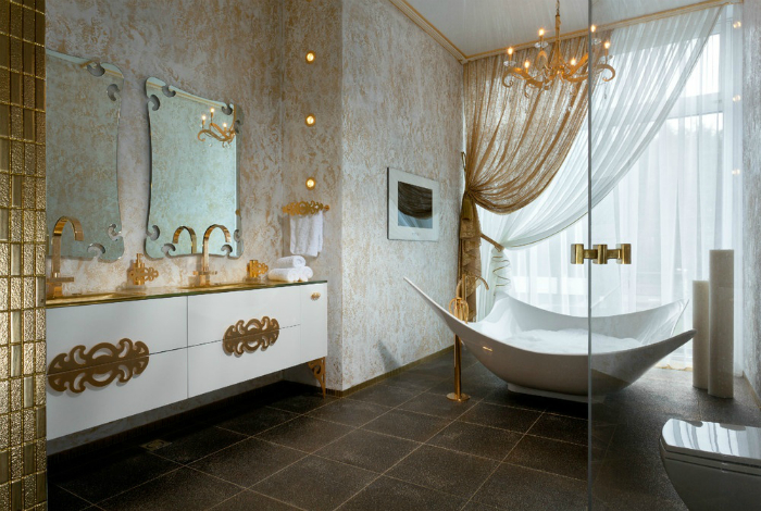 Ванная комнаты в бело-золотых тонах.