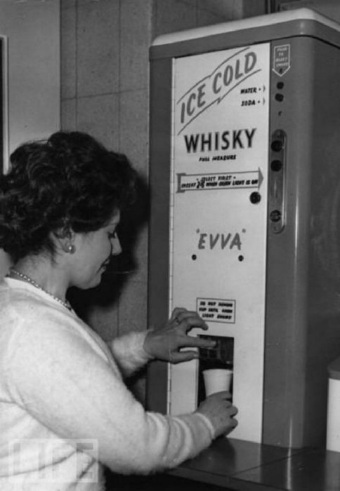 Автомат, из которого можно было получить стаканчик ледяного виски.