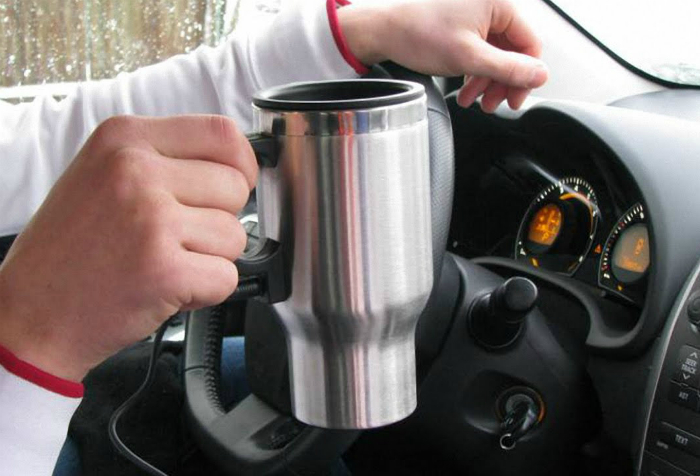 Автомобильная кружка, которая работает от прикуривателя и помогает сохранить напиток горячим на протяжении долгого времени.
