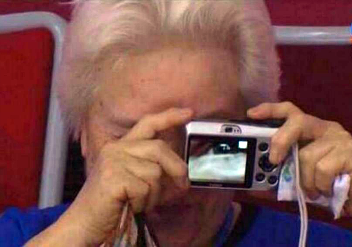 Бабушка фотограф.