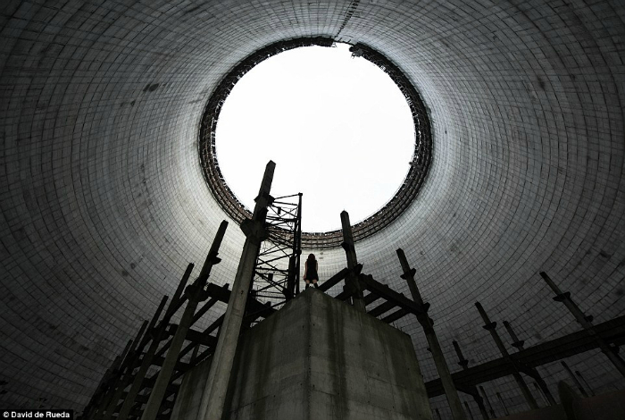 Внутри недостроенной охладительной башни на территории безлюдной Чернобыльской станции.