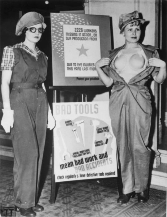 Девушка демонстрирует защитный бюстгальтер из пластика, созданный для женщин, работающих на военных заводах. США, 1943 год.
