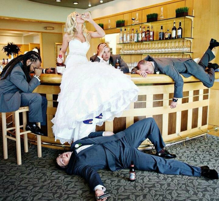 Отмечая собственную свадьбу, невеста перепила всех мужчин.