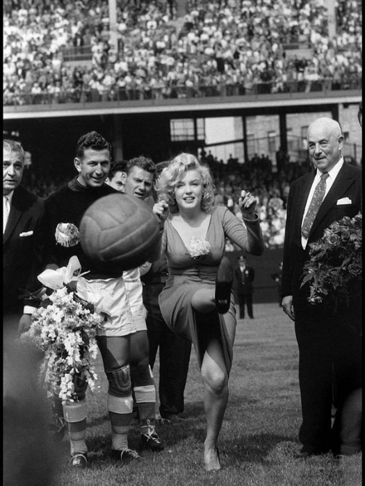 1959 год. Мэрилин Монро открывает футбольный матч США — Израиль, Нью—Йорк