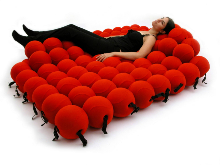 Необыкновенная, комфортная кровать из 120 мягких шаров, которые принимают форму тела.