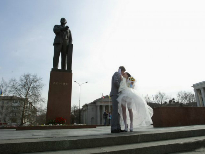 Свадебное фото на фоне Ленина.