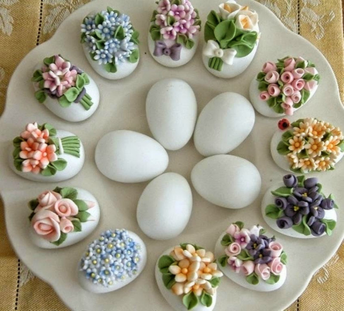 Яйца, украшенные лепкой.