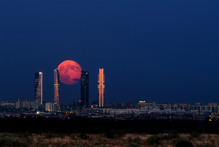 Огромная луна над Мадридом.