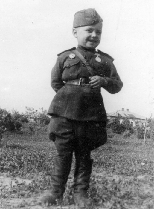 6-ти летний Сережа, солдат Великой Отечественной войны.