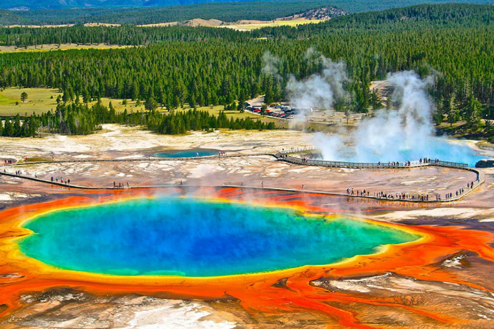 Один из крупнейших горячих источников в мире, который образовался в результате извержения самого большого вулкана около 600000 лет назад. Берега источника окрашены в ярко оранжевый цвет, а в глубине они меняют свои оттенки с желтого на пронзительно голубой.