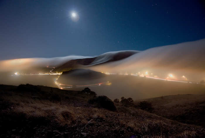 Густой туман над ночным Саусалито, США.