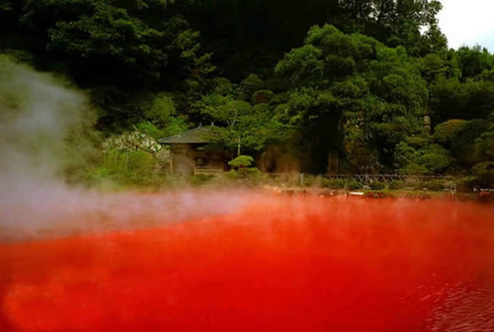 Таинственный «Кровавый пруд» - один из девяти источников-гейзеров с горячей водой ярко-красного цвета.