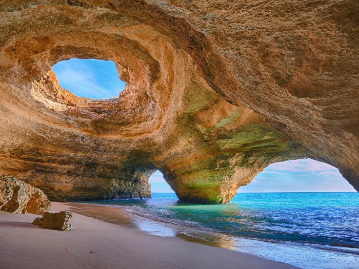 Потрясающий пляж Бенагил в пещере.