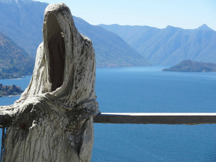 Ужасная статуя на озере Комо в Италии.