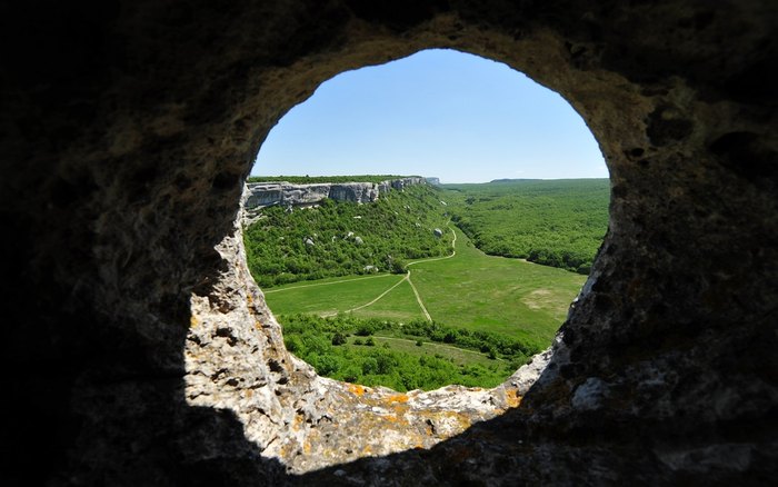 Вид на зелёные пейзажи с пещеры