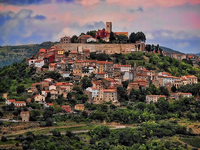 Мотовун - прекрасный город и крепость XII-XIII веков, который расположился в Истрии, Хорватия.