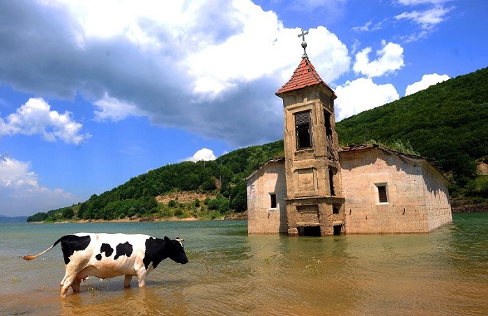 Озеро затопило церковь, это было намеренно так как оно было создано для поддержки электростанции.