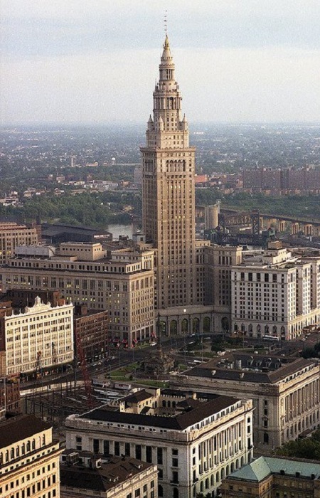 Башня Терминал - офисный небоскрёб, расположенный в Кливленде, Огайо, США. Высота — 215,8 метров (без флагштока), 52 этажа. 68-е по высоте здание в США; самое высокое здание в Северной Америке (исключая Нью-Йорк) с 1930 по 1964 год; второе по высоте здание города.
