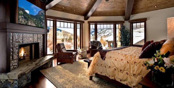 Уютная обстановка в спальне с камином.