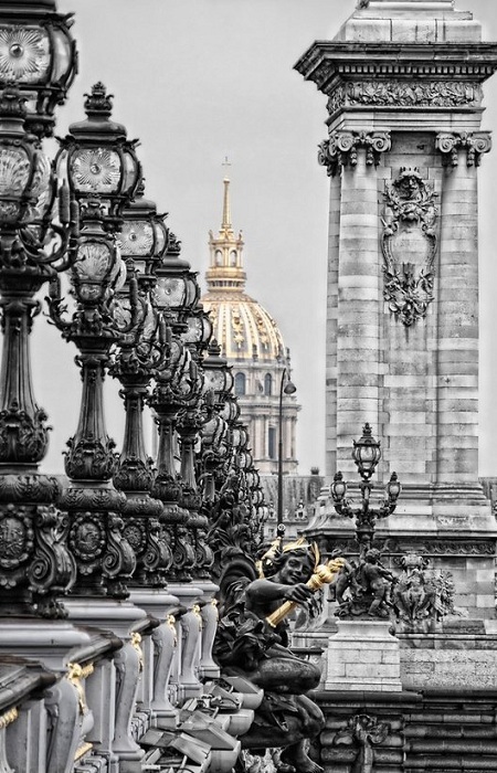 Одноарочный мост, перекинутый через Сену в Париже между Домом инвалидов и Елисейскими Полями. Во многих путеводителях мост Александра III описывается как самый изящный в Париже. Декоративная отделка моста, с фигурами пегасов, нимф и ангелов, представляет собой яркий образец стиля боз-ар.