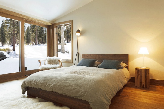 Светлая комфортная спальня с обворожительным видом из окна, который непременно порадует глаз.