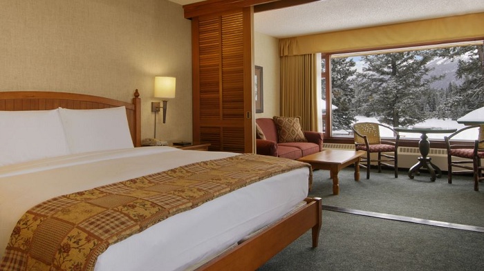 Теплая атмосферная спальня с обворожительным видом из окна - отличное место для отдыха.