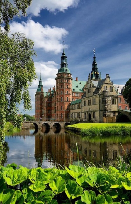 Замок Фредериксборг - расположен в городке Хиллерёд в Дании. Замок был построен для короля Кристиана IV и в настоящее время действует как Музей национальной истории.