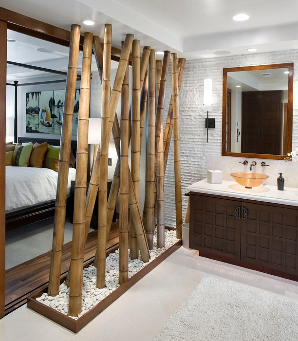 Кращий варіант оформлення кімнати з оригінальною перегородкою з бамбука.