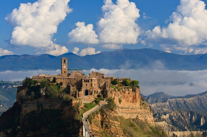 Чивита ди Баньореджо – средневековый город-замок, имеющий живописнейшее местонахождение, располагается на вершине холма между долинами, попасть туда можно только по пешеходному мосту.