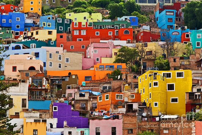Сегодняшний Гуанахуато  — это десятки прелестнейших площадей, соединенных между собой узкими разноцветными улочками, причем слово «разноцветными» здесь ключевое.