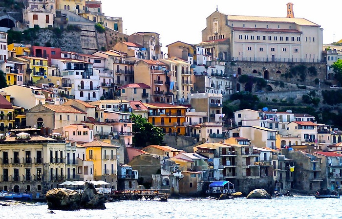Тропея Калабрия - столица курортного отдыха, город на скале в южной части Италии, ворота к острову Страмболи и песчаные пляжи Тропеи.