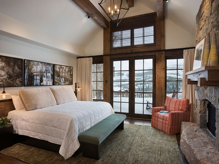 Светлая спальня с отличным видом из окна, который украшает комнату.