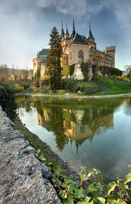 Бойнице - старейший город Словакии, который известен во всем мире как крупный бальнеологический курорт с XVI века. Главной достопримечательностью города является замок, первое упоминание в летописях относится к 1113 году.