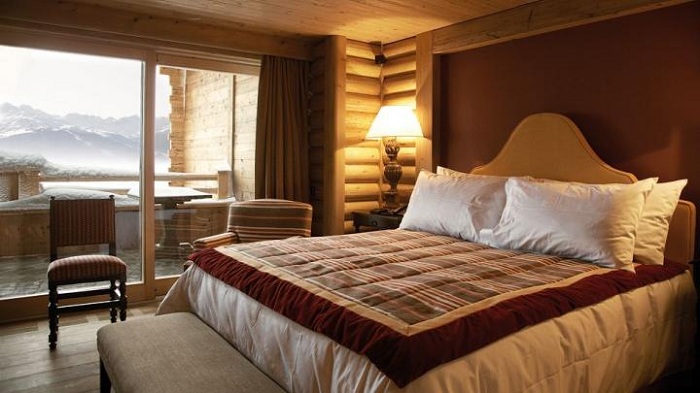 Уютная и комфортная обстановка в спальне с зимним прекрасным видом подарит волшебное настроение.