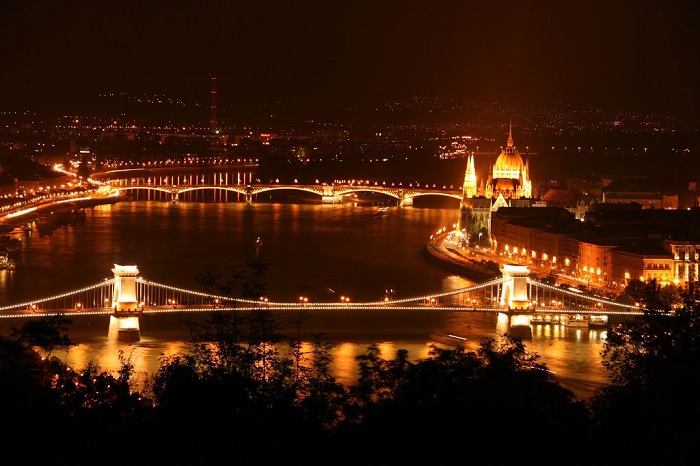 Отличный вид на ночной Будапешт, который весь в огнях.