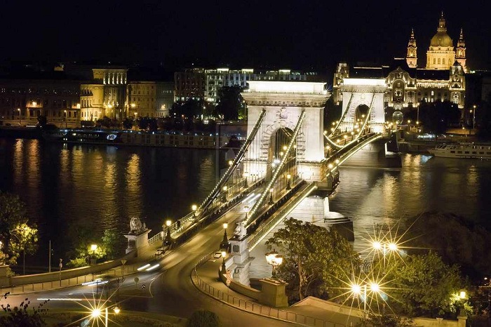 Игра огней мостов Будапешта чарует своей красотой.