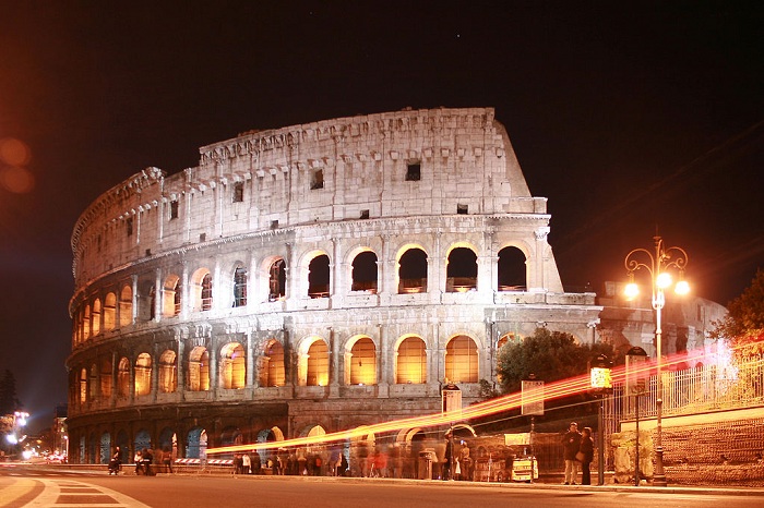Колизей - это выдающийся памятник архитектуры Древнего Рима, самый крупный амфитеатр античного мира, символ величия и могущества императорского Рима.
