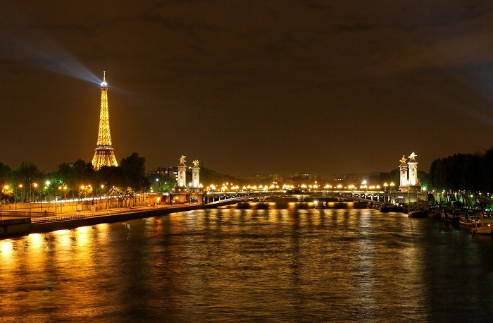 Есть в ночном Париже одна удивительная особенность. Можно совершенно раствориться в этом городе и окунуться в волшебство  полностью.