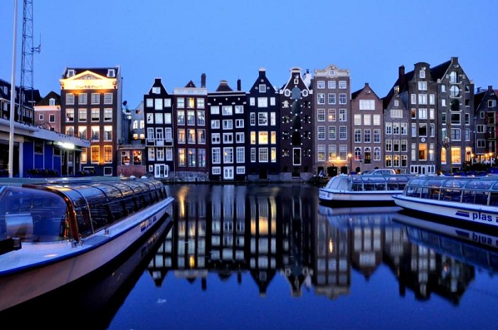 Ночной Амстердам вдохновляет и одновременно завораживает своей архитектурой и атмосферой.
