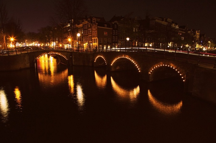 Подсветка мостов в Амстердаме создает шикарную атмосферу.