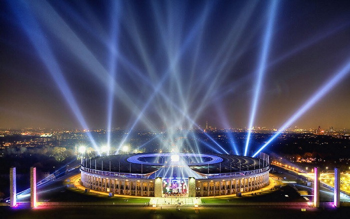 Олимпийский стадион в Берлине построен в 1936 году с необыкновенной подсветкой.